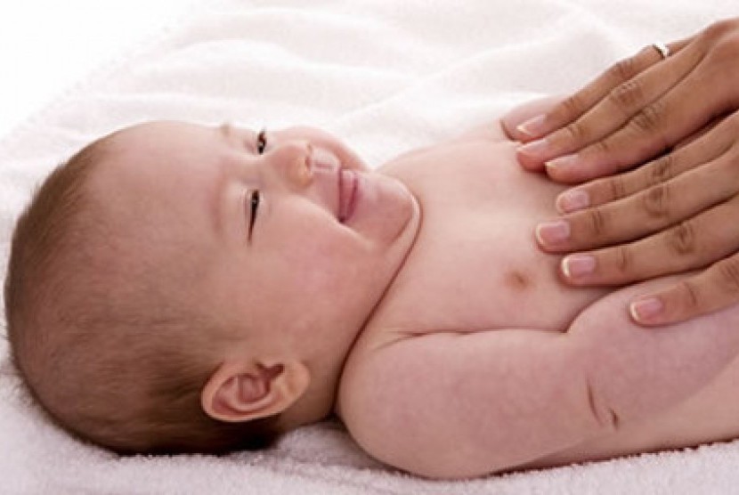 Terapi pijat untuk bayi (ilustrasi). Pijat bayi harus dilakukan dengan sentuhan dan elusan, tujuanya untuk merangsang kebutuhan fisik dan psikologis pada bayi.