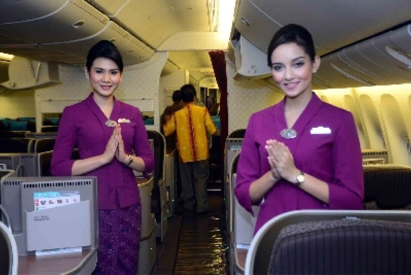 Terbang jauh membuat kulit kusam dan tubuh letih, para pramugari dan pilot namun punya tips agar tetap bugar selama di udara.