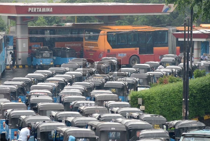 Terbatasnya Stasiun Pengisian Bahan Bakar Gas (SPBG): Puluhan Bajaj mengantre di SPBG di Pulo Gadung, Jakarta Timur, Senin (19/1).(Republika/ Yasin Habibi)