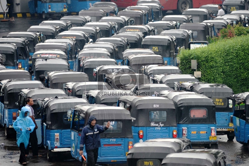 Terbatasnya Stasiun Pengisian Bahan Bakar Gas (SPBG): Puluhan Bajaj mengantre di SPBG di Pulo Gadung, Jakarta Timur, Senin (19/1).(Republika/ Yasin Habibi)