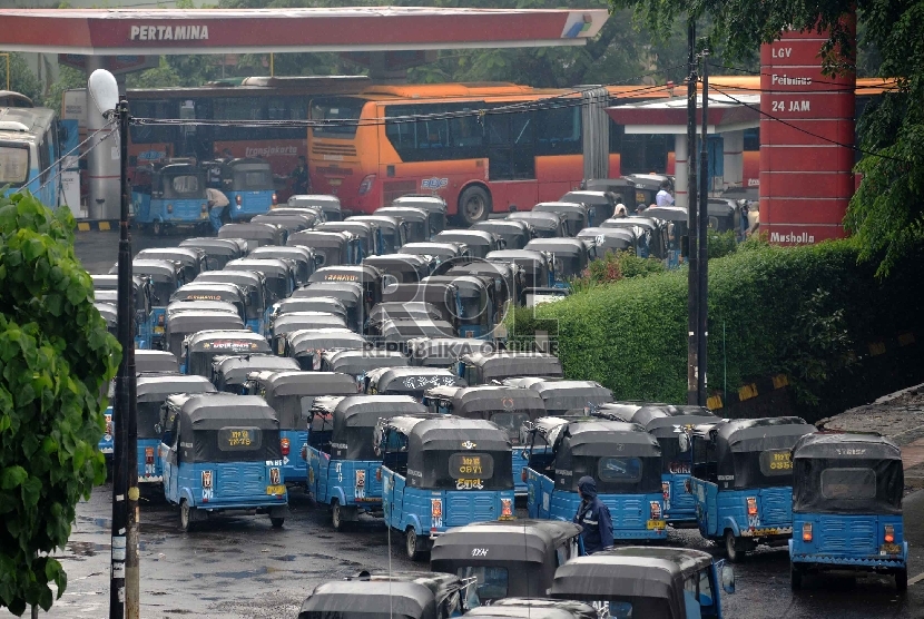 Terbatasnya Stasiun Pengisian Bahan Bakar Gas (SPBG): Puluhan Bajaj mengantre di SPBG di Pulo Gadung, Jakarta Timur, Senin (19/1).(Republika/ Yasin Habibi)