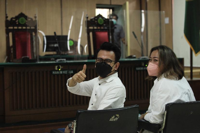 Terdakwa Adam Deni (kiri) bersama Terdakwa Ni Made Dwita Anggiani (kanan) saat hadir dalam sidang kasus pelanggaran Undang-Undang ITE yang berlangsung di Pengadilan Negeri Jakarta Utara, Jakarta. Keduanya dituntut hukuman delapan tahun penjara oleh tim jaksa penuntut umum (JPU). (ilustrasi)