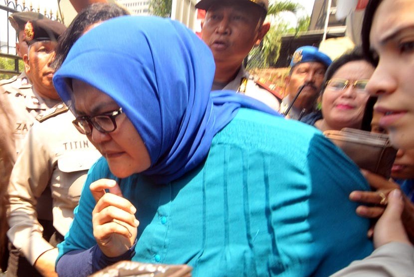 Terdakwa Afriyani Susanti memasuki mobil tahanan usai menjalani sidang vonis di Pengadilan Negeri Jakarta Pusat, Rabu (29/8).   (Zabur Karuru/Antara)