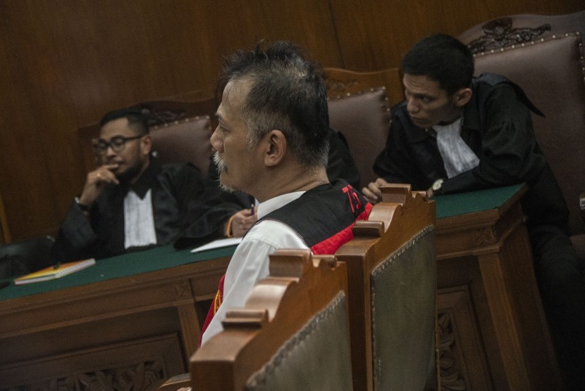 Terdakwa Aktor Senior Tio Pakusadewo (tengah) menjalani sidang putusan kasus penyalahgunaan narkotika di Pengadilan Negeri Jakarta Selatan, Jakarta, Selasa (24/7). 