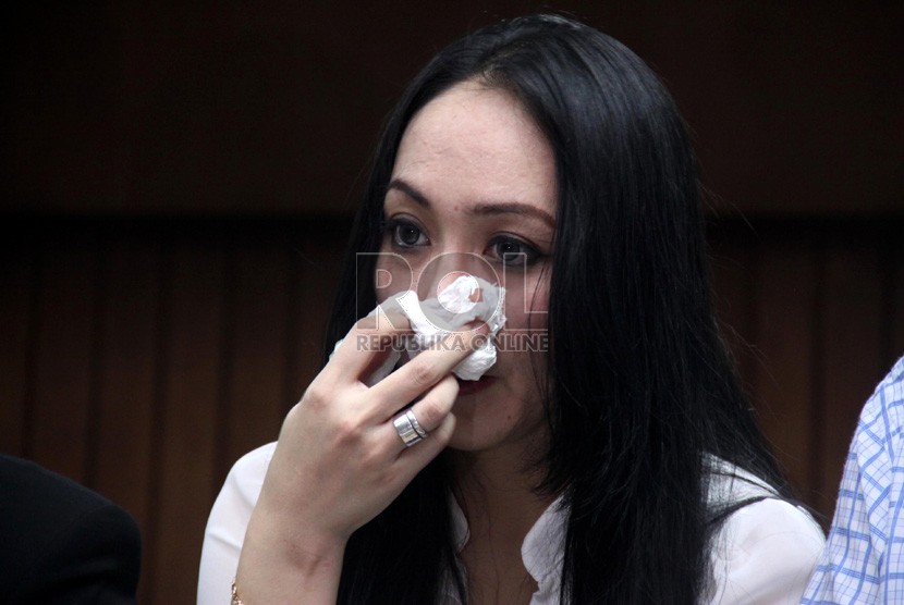  Terdakwa Angelina Sondakh menangis usai menjalani sidang putusan kasus korupsi penerimaan suap pengurusan anggaran di Kementerian Pemuda dan Olahraga serta Kementerian Pendidikan Nasional di Pengadilan Tipikor, Jakarta, Kamis (10/1).(Republika/Yasin Habib