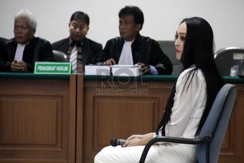 Terdakwa Angelina Sondakh mendengarkan putusan hakim di Pengadilan Tipikor, Jakarta, Kamis (10/1).  (Republika/Yasin Habibi)