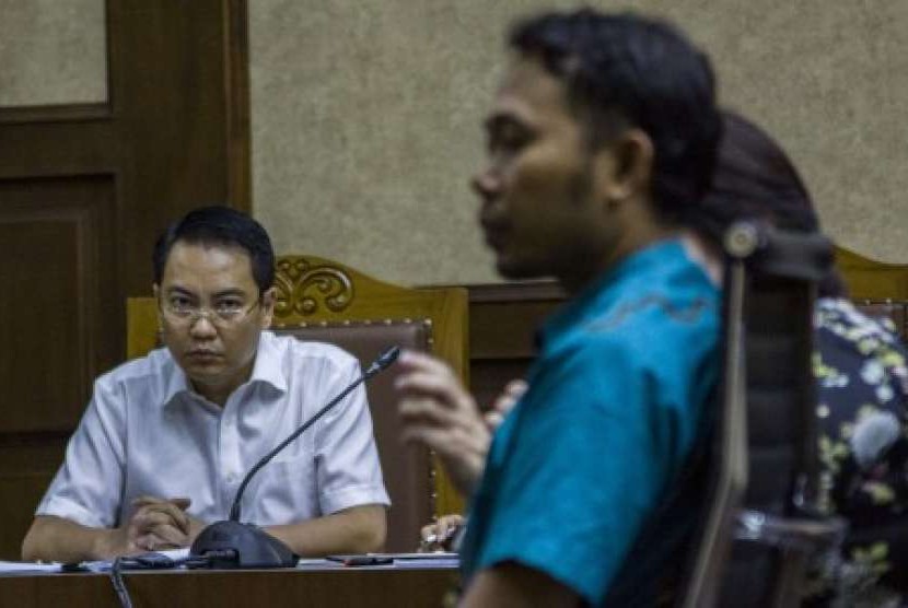 Terdakwa anggota Komisi I DPR Fayakhun Andriadi (kiri) mendengarkan keterangan saksi saat mengikuti sidang lanjutan kasus suap pengadaan 'satelite monitoring' Bakamla di Pengadilan Tipikor, Jakarta, Senin (3/9). Sidang tersebut beragendakan mendengarkan keterangan saksi yang dihadirkan Jaksa Penuntut Umum KPK. 