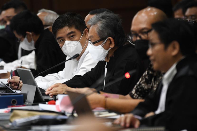 Terdakwa anggota Tim Asistensi Menteri Koordinator Bidang Perekonomian Weibinanto Halimdjati alias Lin Che Wei (kedua kiri) menjalani sidang lanjutan di Pengadilan Tipikor, Jakarta, Kamis (22/9/2022). Sidang lanjutan kasus tindak pidana korupsi dalam kasus Persetujuan Ekspor (PE) Crude Palm Oil (CPO) dan turunannya dengan kerugian keuangan negara senilai Rp6,047 triliun tersebut beragendakan mendengarkan keterangan saksi Direktur Ekspor Produk Pertanian dan Kehutanan Kemendag Farid Amir. 