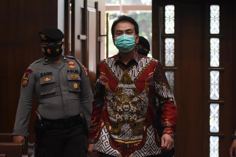 KPK analisis kemungkinan jerat Azis Syamsuddin dengan pasal menghalangi penyidikan. Foto terdakwa Azis Syamsuddin (kanan) memasuki ruangan untuk menjalani sidang lanjutan kasus suap mantan penyidik Komisi Pemberantasan Korupsi (KPK) AKP Stepanus Robin Pattuju di Pengadilan Tipikor, Jakarta, Kamis (13/12/2021).  -ilustrasi-