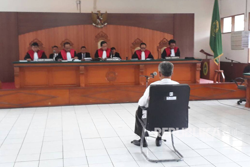 Terdakwa Buni Yani menjalani sidang perdana kasus dugaan pelanggaran Undang-Undang Informasi dan Transaksi Elektronik (ITE) di Pengadilan Negeri (PN) Bandung, Kota Bandung, Selasa (13/6).