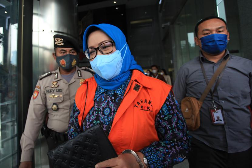 Terdakwa Bupati Bogor nonaktif Ade Yasin berjalan menuju mobil tahanan usai menjalani sidang pembacaan dakwaan secara virtual di Gedung Merah Putih KPK, Jakarta, Rabu (13/7/2022).