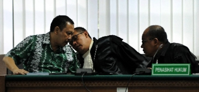 Terdakwa Dadong Irbarelawan (kiri) berbincang dengan kuasa hukumnya saat mengikuti sidang vonis di pengadilan Tipikor, Jakarta, Kamis (29/3).