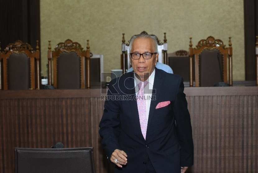 Terdakwa dalam kasus suap hakim PTUN Medan, OC Kaligis berjalan saat akan mengikuti sidang di Pengadilan Tipikor, Jakarta, Rabu (25/11). 
