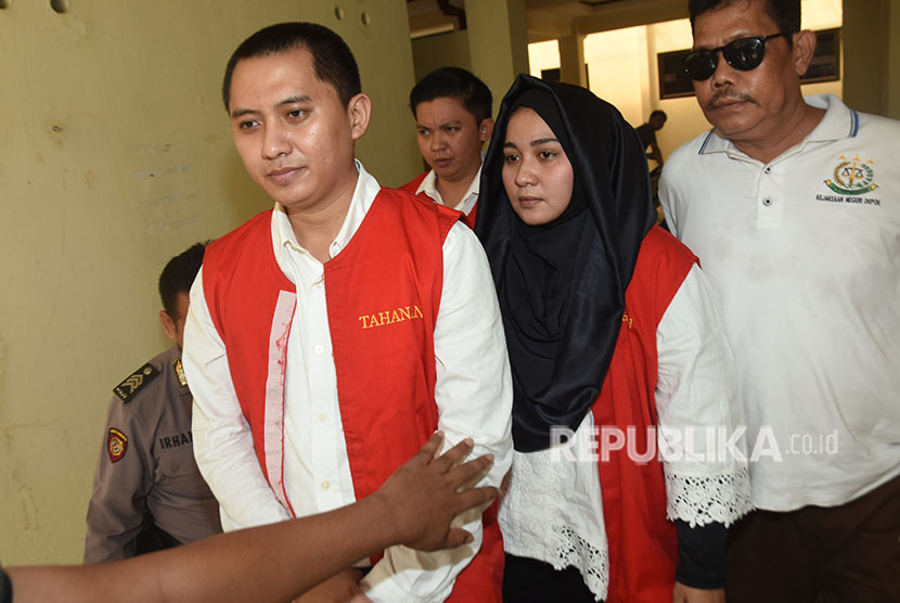 Terdakwa Direktur Utama First Travel Andika Surachman (kiri), Direktur Anniesa Hasibuan (kedua kanan), dan Direktur Keuangan Siti Nuraida Hasibuan (kedua kiri) di Pengadilan Negeri Kota Depok, Jawa Barat.