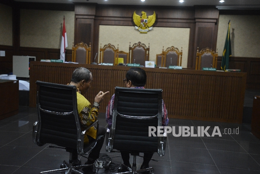 Terdakwa dugaan kasus korupsi KTP Elektronik Irman (kanan) dan Sugiharto (kiri) berbincang saat menjalani sidang lanjutan dengan agenda pembacaan tuntutan di Pengadilan Tindak Pidana Korupsi (Tipikor), Jakarta, Kamis (22/6).