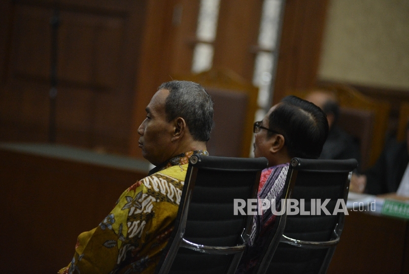 Terdakwa dugaan kasus korupsi KTP Elektronik Irman (kanan) dan Sugiharto (kiri) menjalani sidang lanjutan dengan agenda pembacaan tuntutan di Pengadilan Tindak Pidana Korupsi (Tipikor), Jakarta, Kamis (22/6).