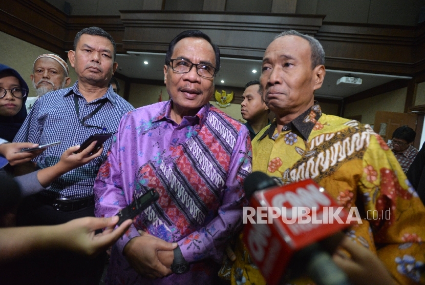 Terdakwa dugaan kasus korupsi KTP Elektronik Irman (tengah) dan Sugiharto (kanan)