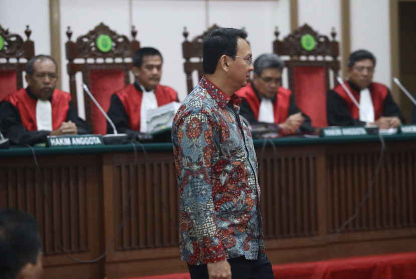 Terdakwa kasus penistaan agama yang juga Gubernur non aktif DKI Jakarta Basuki Tjahaja Purnama menghadiri sidang lanjutan ke-9 di Auditorium Kementerian Pertanian, Jakarta, Selasa (7/2).