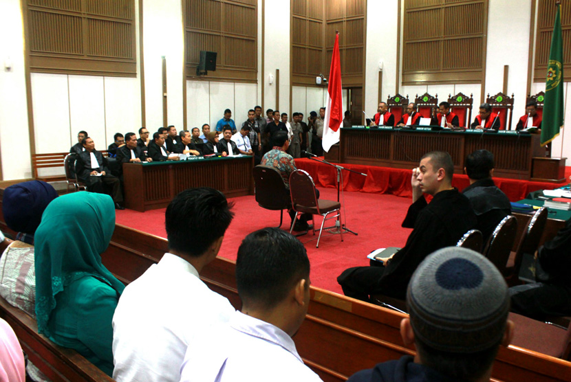 Terdakwa Dugaan Kasus Penistaan Agama yang juga Gubernur DKI Jakarta nonaktif Basuki Tjahaja Purnama menghadiri sidang lanjutan ke-9 di Auditorium Kementerian Pertanian, Jakarta, Selasa (7/2). 