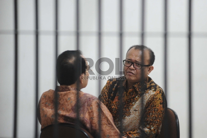 Terdakwa dugaan kasus suap dana Bansos di Prov Sumut Patrice Rio Capella (kanan) berbicara dengan kolega diruang tunggu Pengadilan Tindak Pidana Korupsi (Tipikor), Jakarta, Senin (23/11). 