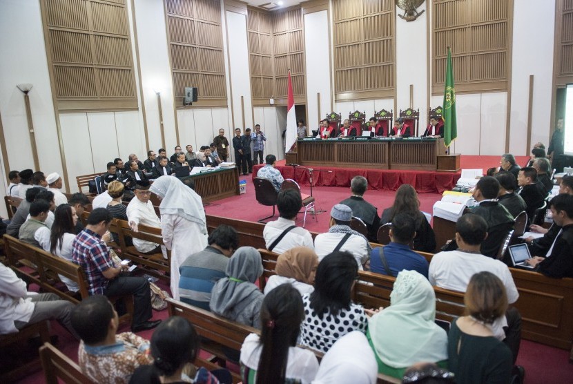 Terdakwa dugaan penistaan agama Basuki Tjahaja Purnama alias Ahok menjalani persidangan di Auditorium Kementerian Pertanian, Cilandak, Jakarta, Selasa (10/1).