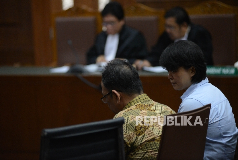 Terdakwa dugaan suap kasus alokasi pembelian gula impor untuk Sumatera Barat Memi (kanan) bersama suaminya Xaveriandy Sutanto (kiri) menjalani sidang dengan agenda pembacaan putusan di Pengadilan Tindak Pidana Korupsi (Tipikor), Jakarta, Rabu (4/1).