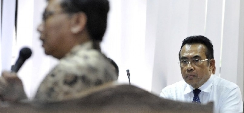 Terdakwa dugaan suap pemilihan Deputi Gubernur Senior BI, Paskah Suzetta, mendengarkan keterangan saksi Arie Malangjuda di Pengadilan Tindak Pidana Korupsi, Jakarta. 