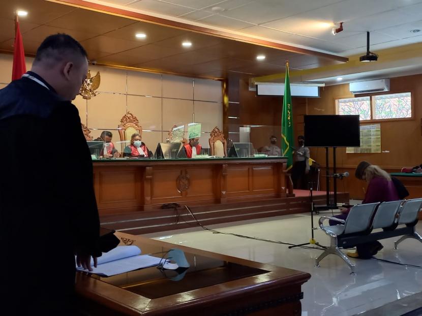 Terdakwa Habib Bahar Bin Smith kembali mengikuti sidang kasus dugaan penyebaran berita bohong di Pengadilan Negeri Bandung, Kota Bandung, Selasa (19/4/2022).