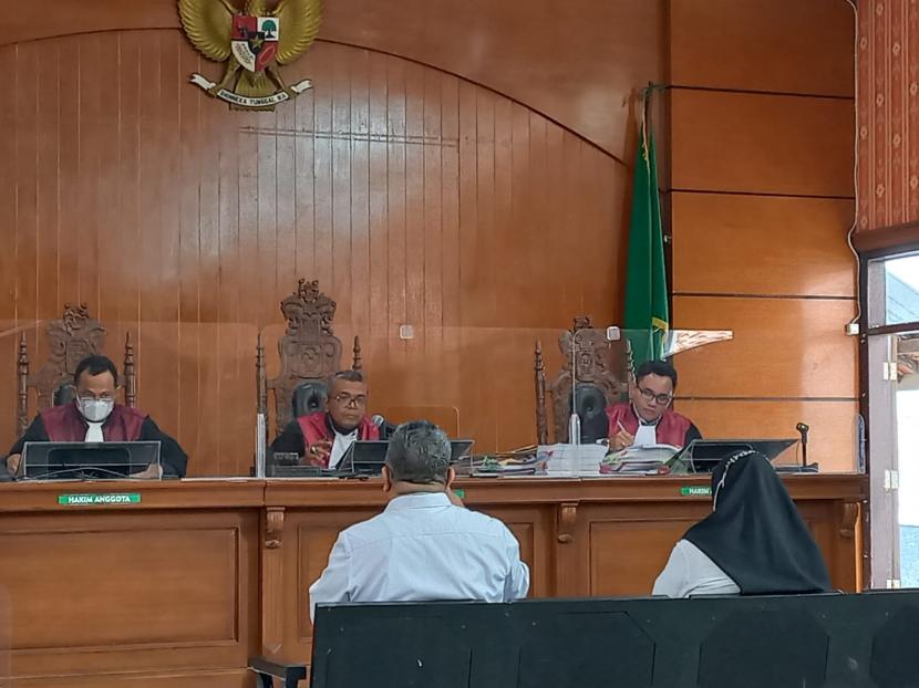 Terdakwa irfan Suryanagara dan istrinya Endang Kusumawaty sedang menjalani pemeriksaann oleh hakim di PN Bale Bandung.