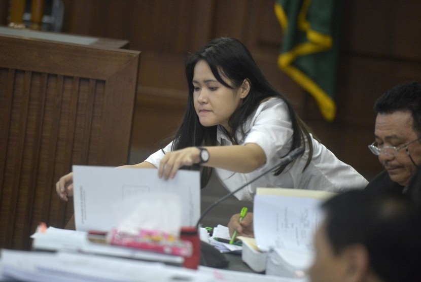 Terdakwa Jessica Kumala Wongso didampingi kuasa hukumnya menjalani sidang lanjutan perkara tewasnya Wayan Mirna dengan agenda mendengarkan keterangan saksi ahli di Pengadilan Negeri Jakarta Pusat, Kamis (25/8). 