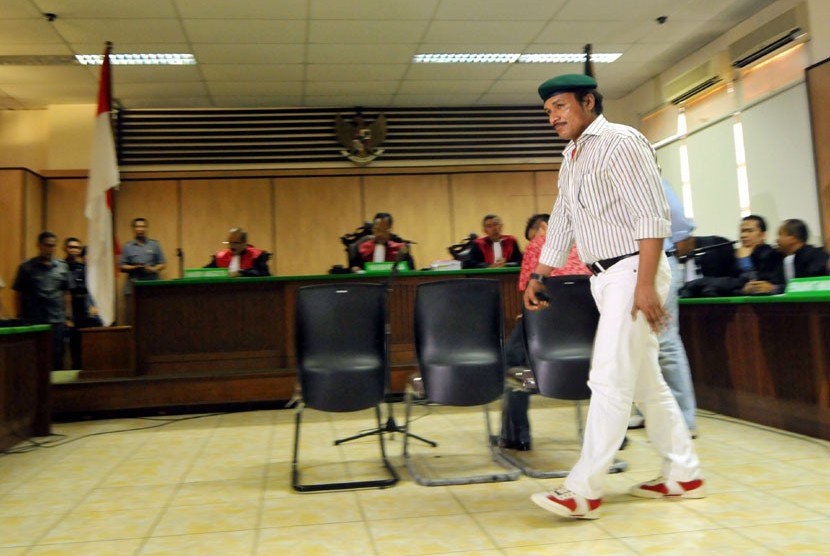 Terdakwa John Kei (kedua kiri) menuju ruang sidang di Pengadilan Negeri Jakarta Pusat.   (Zabur Karuru/Antara)