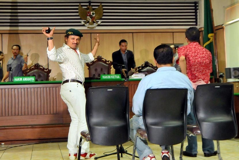   Terdakwa John Kei (kedua kiri) menuju ruang sidang saat sidang perdana kasus pembunuhan bos PT Sanex Steel, Tan Harriy Tantono akan digelar di Pengadilan Negeri Jakarta Pusat, Selasa (28/8).   (Zabur Karuru/Antara)