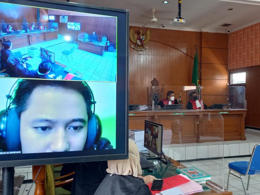 Terdakwa kasus aplikasi investasi Quotex Doni Salmanan mengikuti sidang tuntutan secara daring di Pengadilan Negeri Bale Bandung. Sidang tuntutan ditunda karena jaksa penuntut umum (JPU) meminta waktu untuk menambah materi permohonan restitusi dari LPSK. 