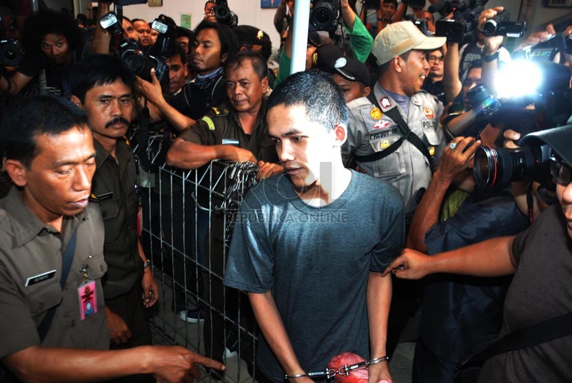 Terdakwa kasus dugaan kekerasan seksual terhadap siswa Jakarta International School (JIS), Agun Iskandar saat tiba di Pengadilan Negri Jakarta Selatan, Selasa (26/8).(Republika/Rakhmawaty La'lang)