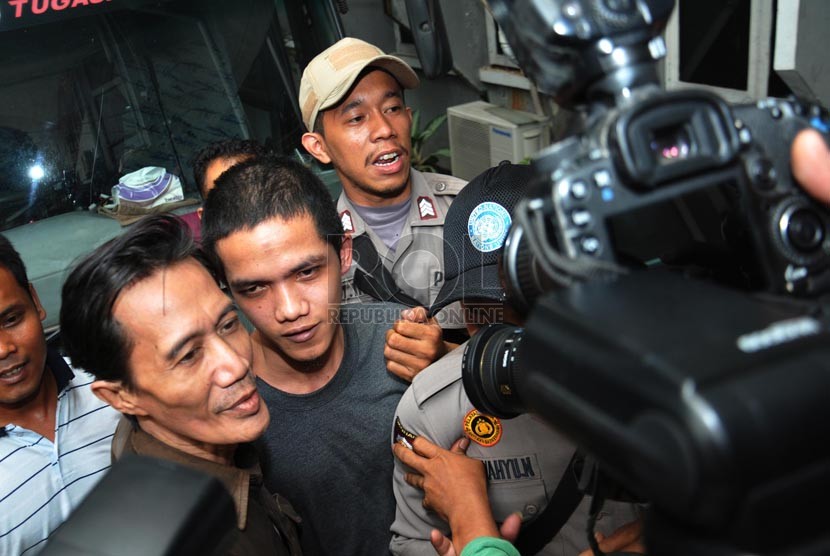Terdakwa kasus dugaan kekerasan seksual terhadap siswa Jakarta International School (JIS), Agun Iskandar saat tiba di Pengadilan Negri Jakarta Selatan, Selasa (26/8).(Republika/Rakhmawaty La'lang)