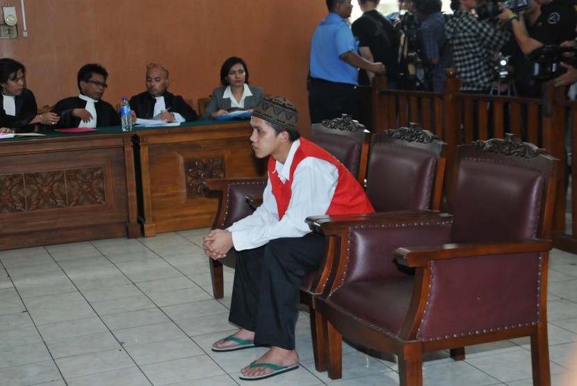 Terdakwa kasus dugaan kekerasan seksual terhadap siswa Jakarta International School (JIS), Agun Iskandar saat tiba di Pengadilan Negri Jakarta Selatan, Selasa (26/8). 