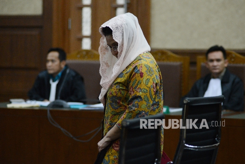  Terdakwa kasus dugaan korupsi alat kesehatan di kementerian kesehatan yang juga Mantan Menteri Kesehatan Siti Fadilah Supari menjalani sidang perdana yang beragendakan pembacaan dakwaan di pengadilan Tindak Pidana Korupsi (Tipikor), Jakarta, Senin (6/2).