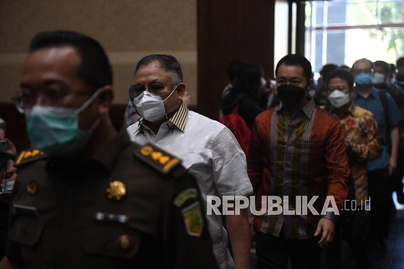 Terdakwa kasus dugaan korupsi Asabri, mantan Dirut Asabri periode 2011-2016 Adam Damiri (kedua kiri) berjalan memasuki ruang sidang di Pengadilan Tipikor, Jakarta, Senin (16/8/2021). Sidang perdana kasus dugaan korupsi Asabri digelar dengan agenda pembacaan dakwaan. 