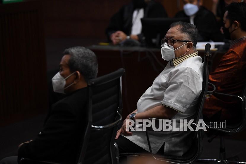 Terdakwa kasus dugaan korupsi ASABRI, mantan Dirut ASABRI periode 2016-2020 Sonny Widjaja (kiri) dan mantan dirut ASABRI periode 2011-2016 Adam Damiri (kanan) mengikuti sidang perdana di Pengadilan Tipikor, Jakarta, Senin (16/8/2021). Sidang perdana kasus dugaan korupsi ASABRI digelar dengan agenda pembacaan dakwaan.
