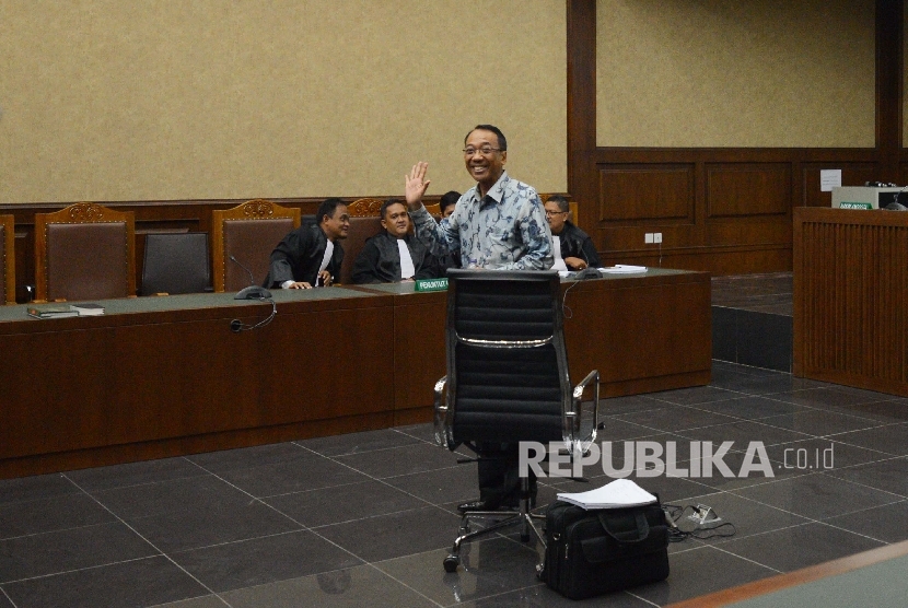   Terdakwa kasus dugaan korupsi Dana Operasional Menteri (DOM), gratifikasi Kementerian ESDM dan Kemenbudpar Jero Wacik menjalani sidang dengan agenda pembacaan vonis di Pengadilan Tipikor, Jakarta, Selasa (9/2).  (Republika/Raisan Al Farisi) 