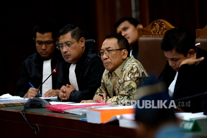 Terdakwa kasus dugaan korupsi Dana Operasional Menteri (DOM) di Kementerian ESDM dan Kemenbudpar serta penerima gratifikasi, Jero Wacik mendengarkan keterangan saksi Wapres Jusuf Kalla, Pengadilan Tipikor, Jakarta, Kamis (14/1). 