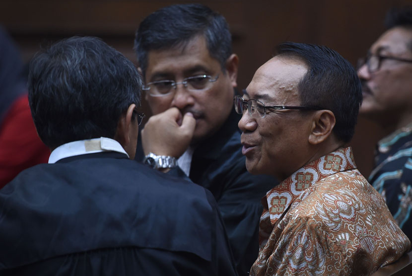 Terdakwa kasus dugaan korupsi Dana Operasional Menteri (DOM), gratifikasi Kementerian ESDM dan Kemenbudpar Jero Wacik (kanan) berbincang dengan penasehat hukum sebelum sidang di Pengadilan Tipikor, Jakarta, Senin (11/1).