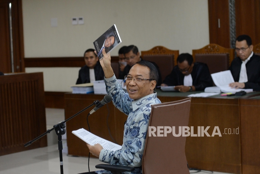 Terdakwa kasus dugaan korupsi Dana Operasional Menteri (DOM), gratifikasi Kementerian ESDM dan Kemenbudpar Jero Wacik membacakan draft pembelaan (Pledoi) saat menjalani sidang lanjutan di Pengadilan Tipikor, Jakarta, Kamis (28/1). (Republika/Yasin Habibi)
