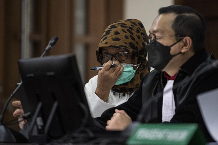 Terdakwa kasus dugaan korupsi kegiatan fiktif agen PT Asuransi Jasindo (Persero) Solihah (kiri) berbincang dengan kuasa hukumnya dalam sidang lanjutan di Pengadilan Tipikor, Jakarta. Solihah dituntut empat tahun penjara dan denda 200 juta.