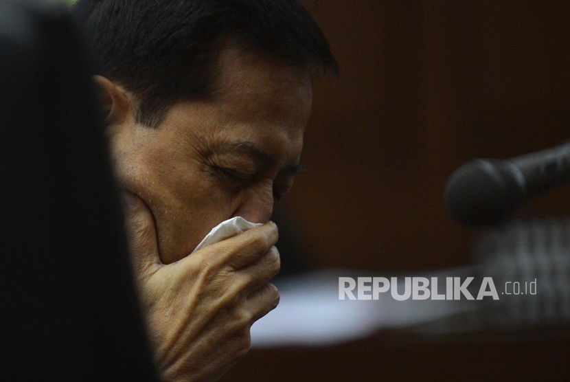 Terdakwa kasus dugaan korupsi KTP elektronik Setya Novanto mengikuti sidang perdana di gedung Pengadilan Tipikor Jakarta, Rabu (13/12). 