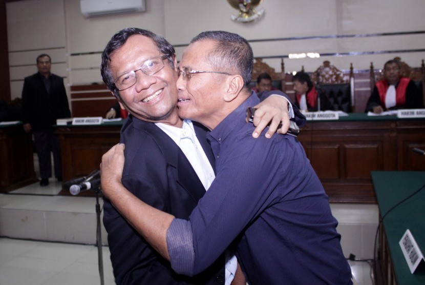 Mahfud MD bertemu Dahlan Iskan di Pengadilan Tipikor Surabaya di Juanda, Kabupaten Sidoarjo, Jawa Timur, Selasa (6/12).