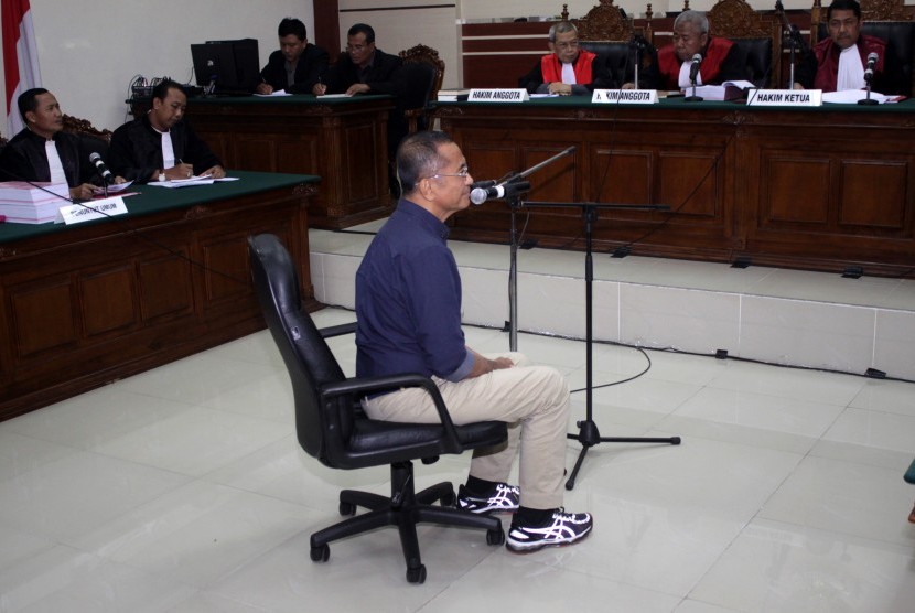 Terdakwa kasus dugaan korupsi pelepasan aset PT PWU Jatim, Dahlan Iskan (tengah), menjalani sidang lanjutan di Pengadilan Tindak Pidana Korupsi (Tipikor) Surabaya di Juanda, Sidoarjo, Jawa Timur, Selasa (6/12).