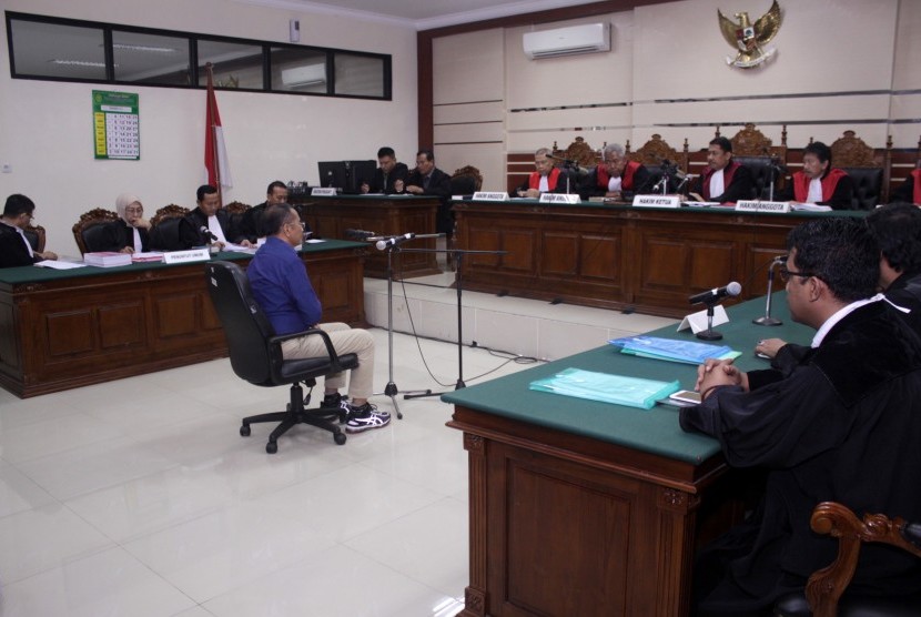 Terdakwa kasus dugaan korupsi pelepasan aset PT PWU Jatim, Dahlan Iskan, menjalani sidang lanjutan di Pengadilan Tindak Pidana Korupsi Surabaya di Juanda, Sidoarjo, Jawa Timur, Selasa (20/12). 