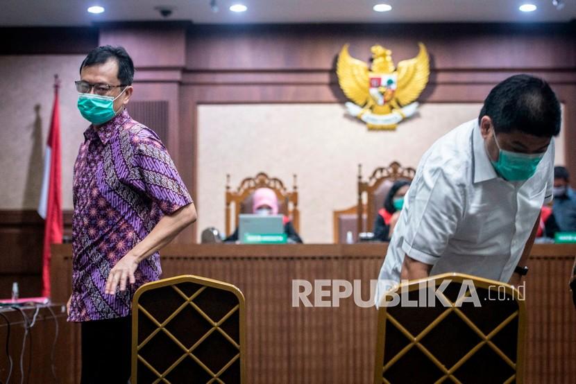 Terdakwa kasus dugaan korupsi pengelolaan keuangan dan dana investasi PT Asuransi Jiwasraya Benny Tjokrosaputro (kiri) dan Heru Hidayat menjalani sidang lanjutan di Pengadilan Tipikor, Jakarta.