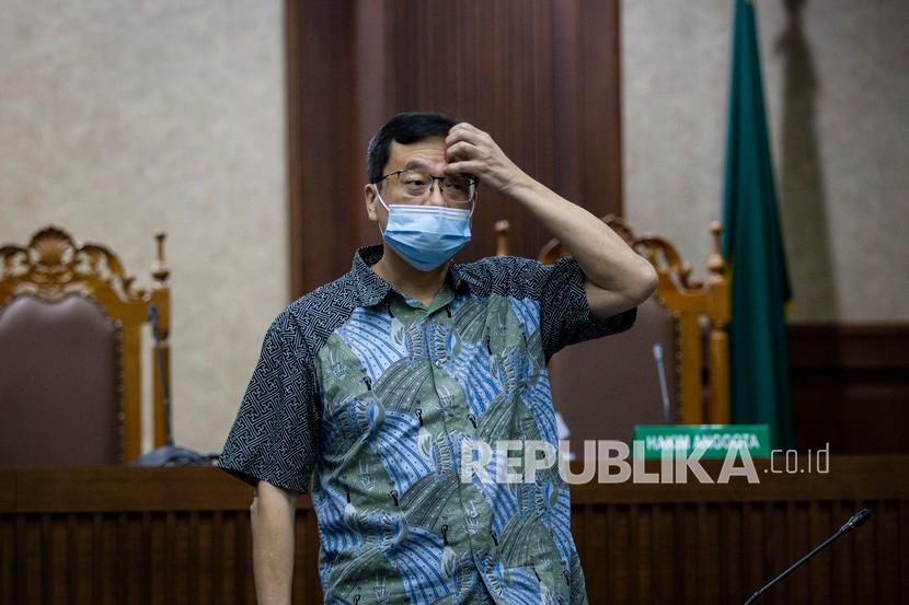 Terdakwa kasus dugaan korupsi pengelolaan keuangan dan dana investasi PT Asuransi Jiwasraya Benny Tjokrosaputro saat jeda sidang lanjutan di Pengadilan Tipikor, Jakarta, Rabu (5/8/2020). Direktur Utama PT Hanson International Tbk tersebut bersama Komisaris Utama PT Trada Alam Minera Tbk Heru Hidayat dan Direktur PT Maxima Integra Joko Hartono menjalani sidang lanjutan dengan agenda mendengarkan keterangan empat orang saksi. 